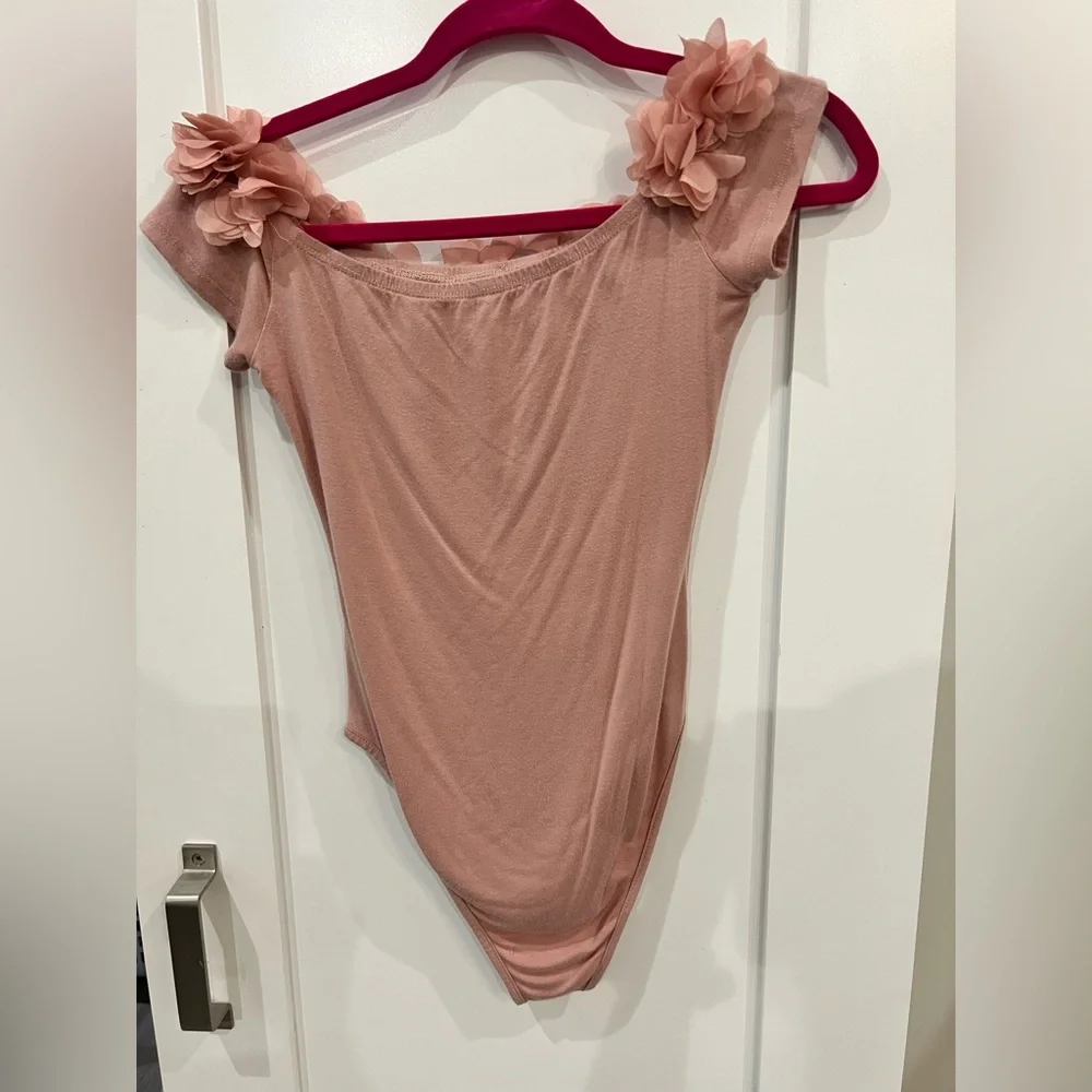 ⭐️3/$27⭐️ Floral Pink Bodysuit. Women’s size small. - Picture 6 of 10